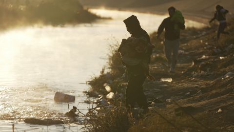 Sekelompok migran di Ciudad Juarez menyeberangi Rio Grande ke AS di perbatasan Meksiko-AS pada 19 Desember 2022.