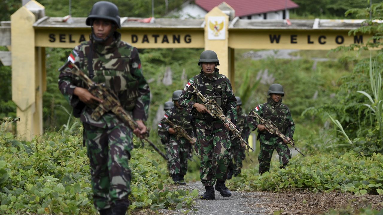 Indonesian soldiers patrol the border between Papua New Guinea and Indonesia to check boundary markers in Waris, Keerom, Papua province, March 17, 2016.