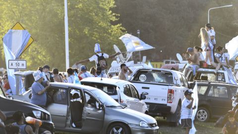 Argentina fans wave a flag in front of the men's national team training ground before arriving in Buenos Aires.