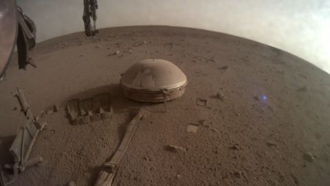 12 月 11 日，NASA 的 InSight 漫游车在火星上拍摄了这张航天器前方区域的图像。 