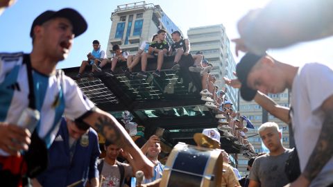 I fan sono saliti in alto per cercare di vedere l'autobus dell'Argentina.