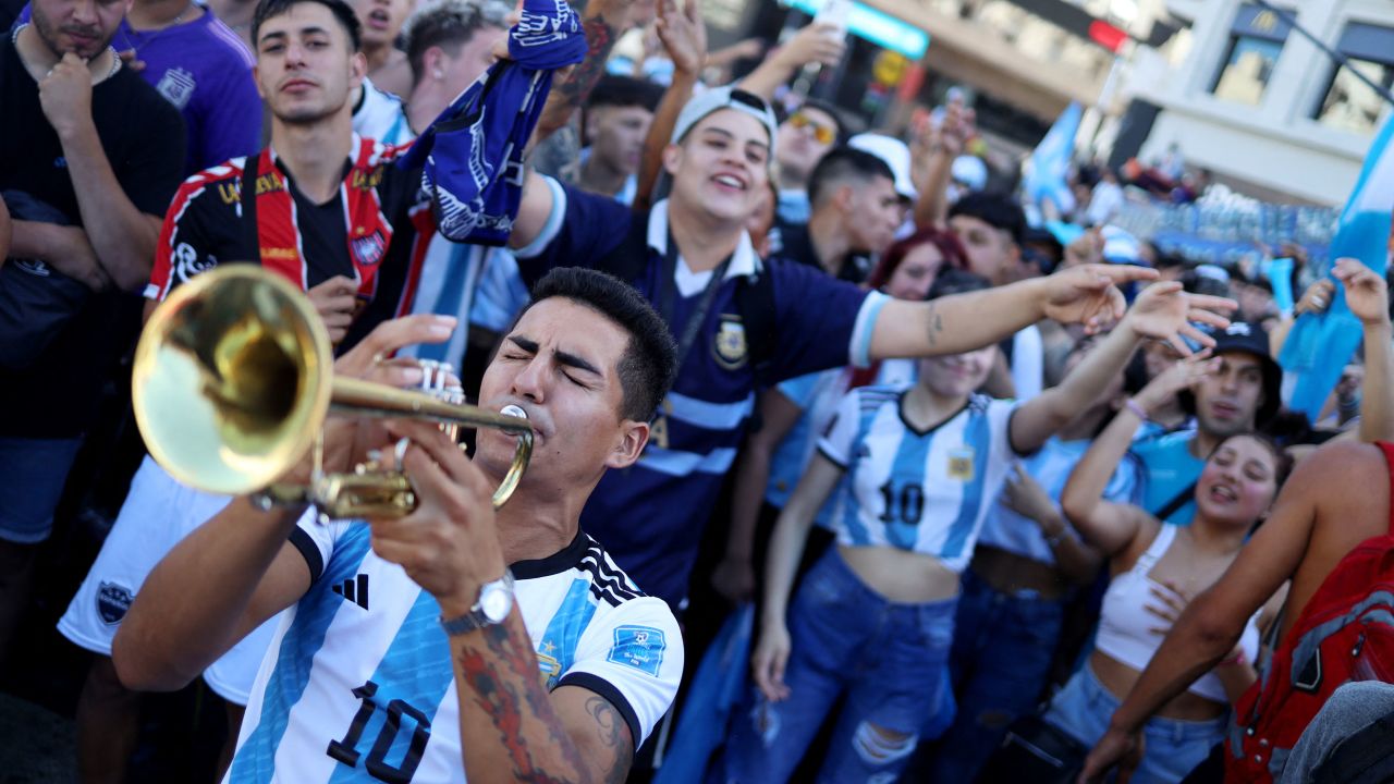 Argentina fans celebrate the national team's arrival in Buenos Aires.