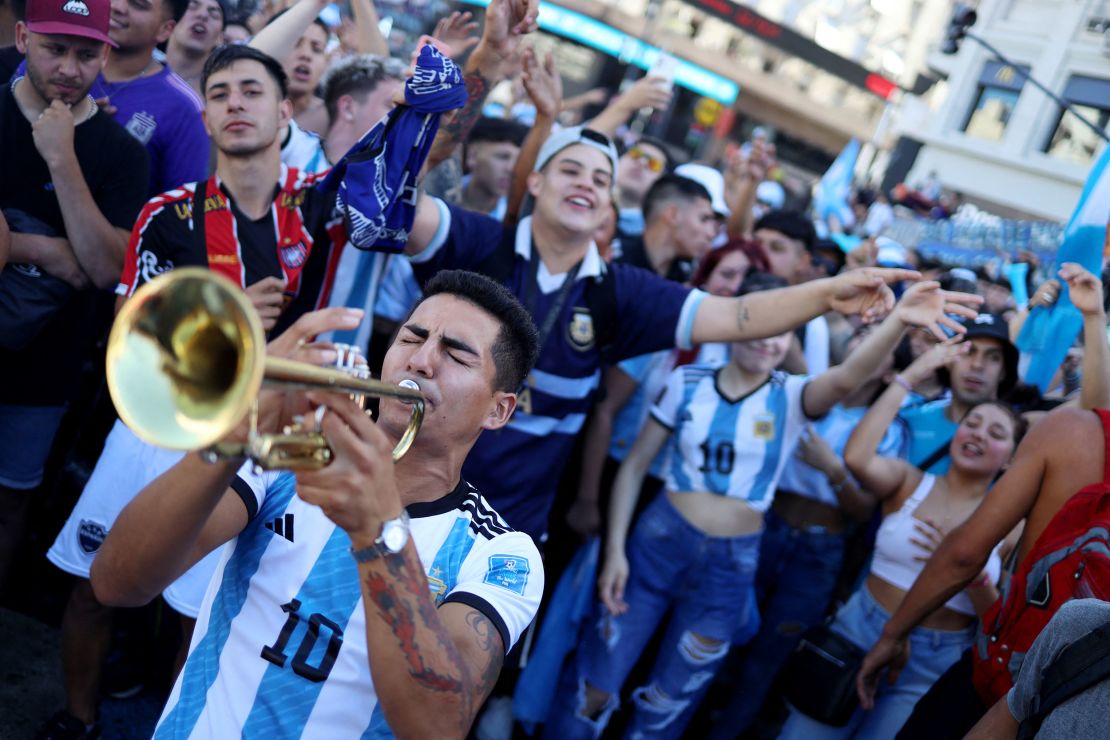 Argentina fans celebrate the national team's arrival in Buenos Aires.