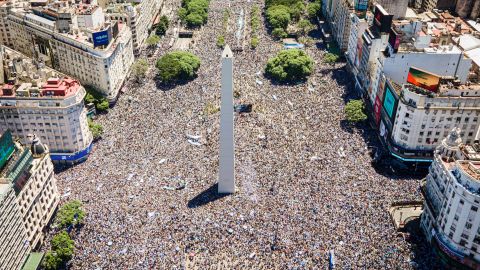 Veduta aerea dei tifosi dell'Argentina riuniti all'Obelisco mentre aspettano la parata della vittoria della squadra.