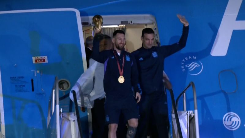 Video: Argentina team receives a hero’s welcome after World Cup win | CNN