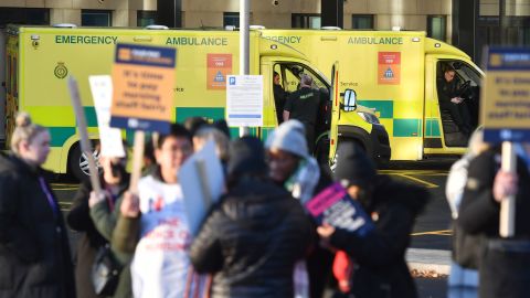 护士和救护车司机是本周在英国罢工的人之一。