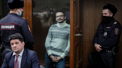 Ilya Yashin stands in the defendant's glass cage during a hearing at the Meshchansky District Court in Moscow, December 9, 2022.