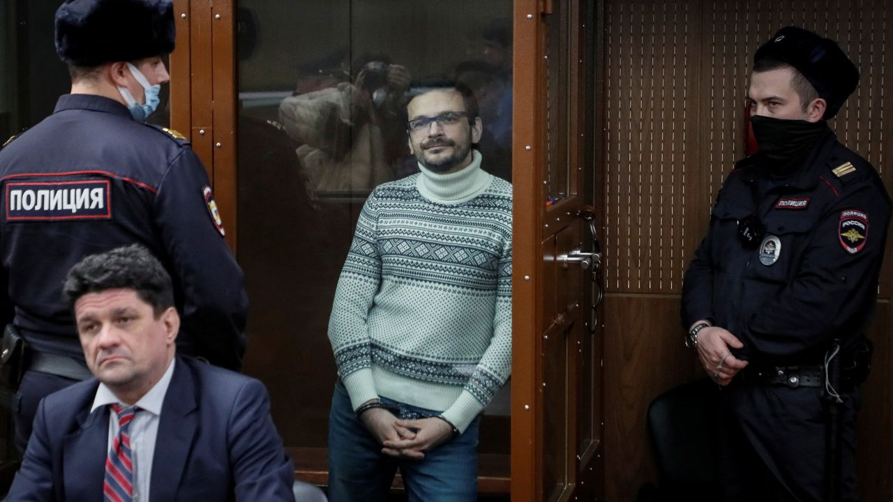Ilya Yashin stands inside a defendant's glass cage during a hearing at the Meshchansky district court in Moscow on December 9, 2022.