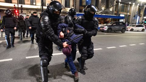 Police detain anti-war protesters in St. Petersburg.  September 21, 2022, St. Petersburg.