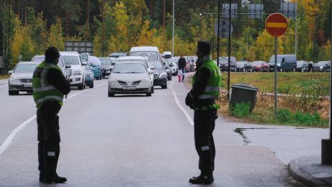 Finnish border guard officers look at cars queueing at the Vaalimaa border crossing between Finland and Russia on September 30, 2022.