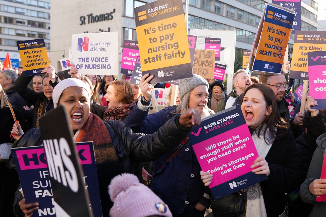 NHS nurses strike over pay outside St Thomas' Hospital in London on December 20, 2022. 