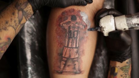 Fermin Robilotte, 27 ans, se fait tatouer le capitaine argentin vainqueur de la Coupe du monde.