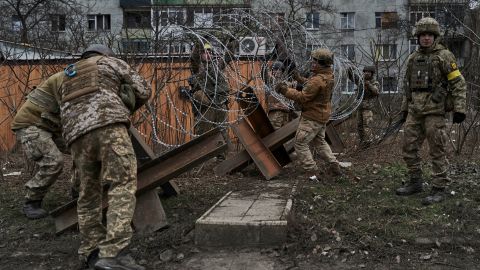 Ukrainian soldiers prepare barricades in Bakhmut, which has become the epicenter of attacks from the private military company Wagner.