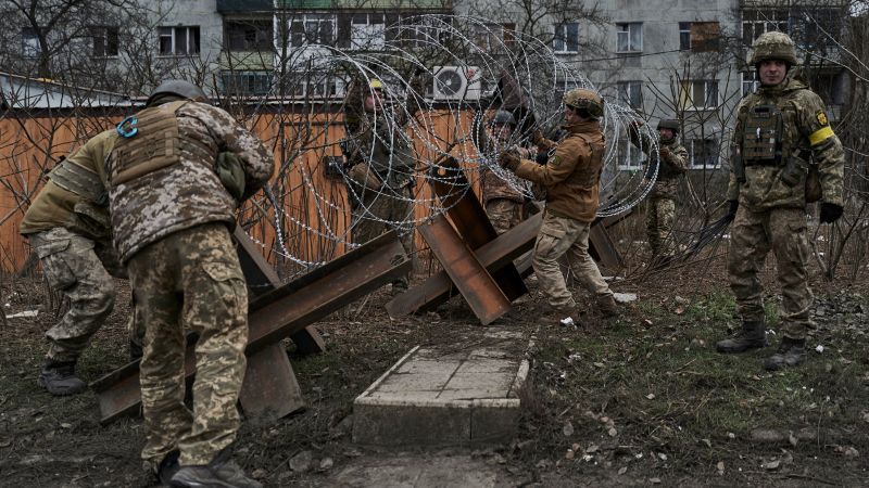 Ukraine Bakhmut: Volodymyr Zelensky thrusts frontline city onto the world stage in US visit | CNN