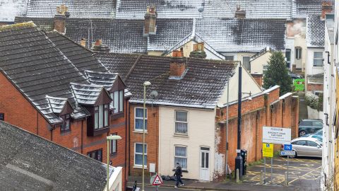 On December 12, in Aldershot, England, the snow-covered roofs of terraced houses. UK electricity prices soared to record levels as a prolonged period of freezing temperatures led to a surge in demand.