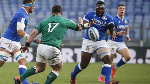 Cian Healy (C) de Irlanda y Cherif Traore (R) de Italia en acción durante las Seis Naciones en febrero de 2021.