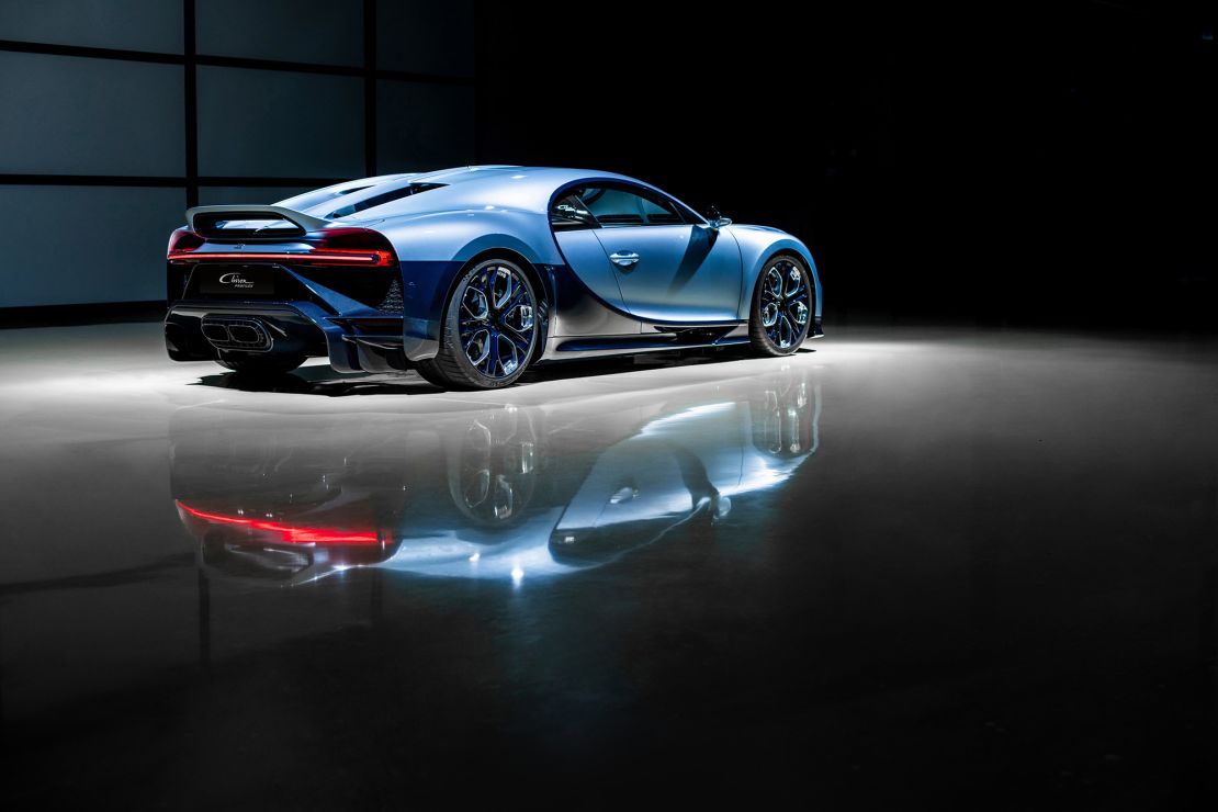 The Bugatti Chiron Profilée has an aerodynamic wing to increase pressure on the rear wheels at high speeds.