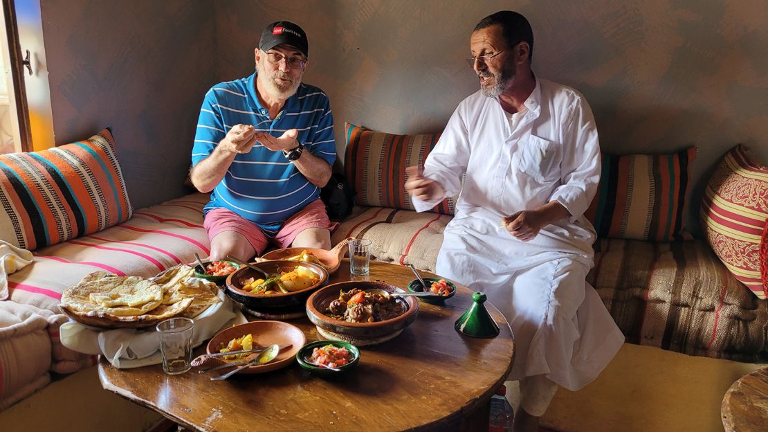 El autor y su anfitrión prueban los resultados de su lección de cocina bereber. 