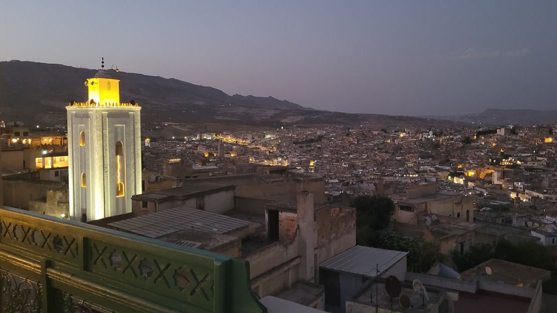 غروب آفتاب کے وقت فیز کی ایک تصویر، جو مراکش کے شہر میں ایک ریاض کی چھت سے لی گئی ہے۔