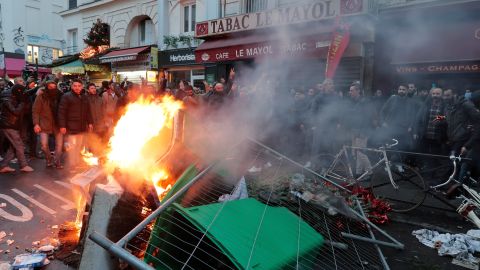 パリ中心部の公民館で銃撃事件が発生し、クルド人 3 人が銃撃を受けて死亡した直後、警察は催涙ガスを発射し、ますます騒がしくなっている群衆を解散させました。 