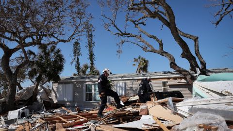 فورٹ مائرز بیچ، فلوریڈا میں 4 اکتوبر کو سمندری طوفان ایان کے نتیجے میں تباہی ہوئی۔ 