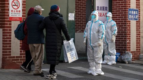 12月21日、中国・北京でCovid-19患者を治療する発熱クリニックの医療スタッフ。