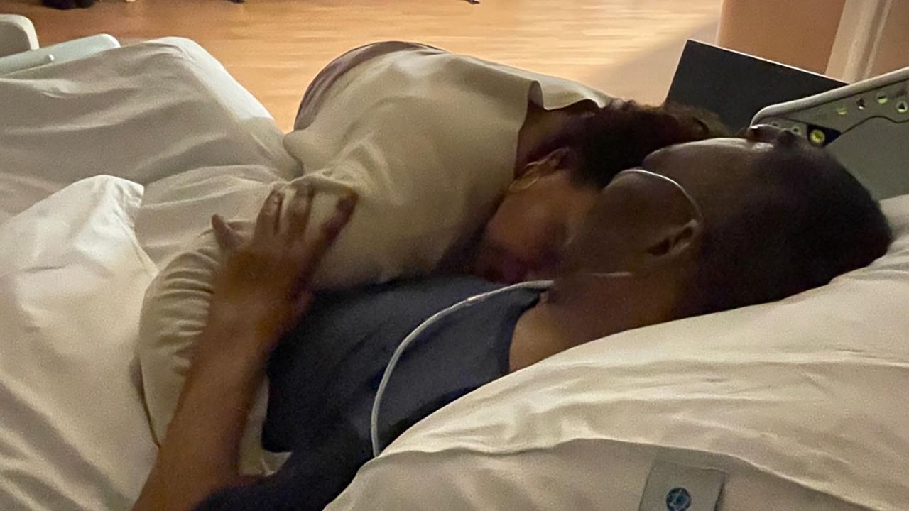 Before Christmas, Pele's daughter posted a moving photo with father in hospital.