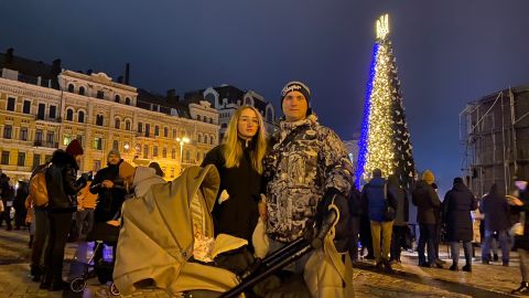 Resimde Ukraynalı bir çift var.  Ukrayna'nın başkentinde Noel'de Kiev Sofya Meydanı'nda.