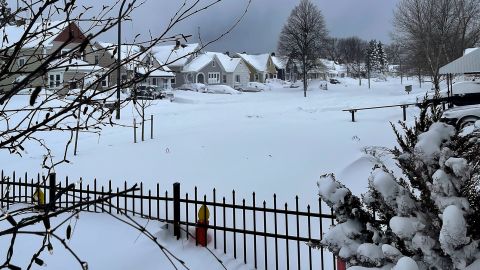 Schnee bedeckt ein Viertel am 25. Dezember 2022 in Buffalo, New York.