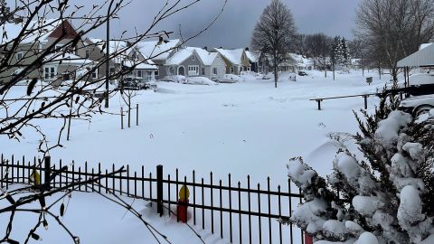 A neve cobre um bairro em 25 de dezembro de 2022 em Buffalo, Nova York.