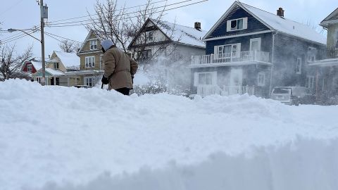 Mężczyzna odśnieża przed swoim domem, niedziela, 25 grudnia 2022 r., Buffalo w stanie Nowy Jork.