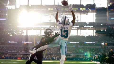 Michael Gallup trying to make a catch against the Philadelphia Eagles.