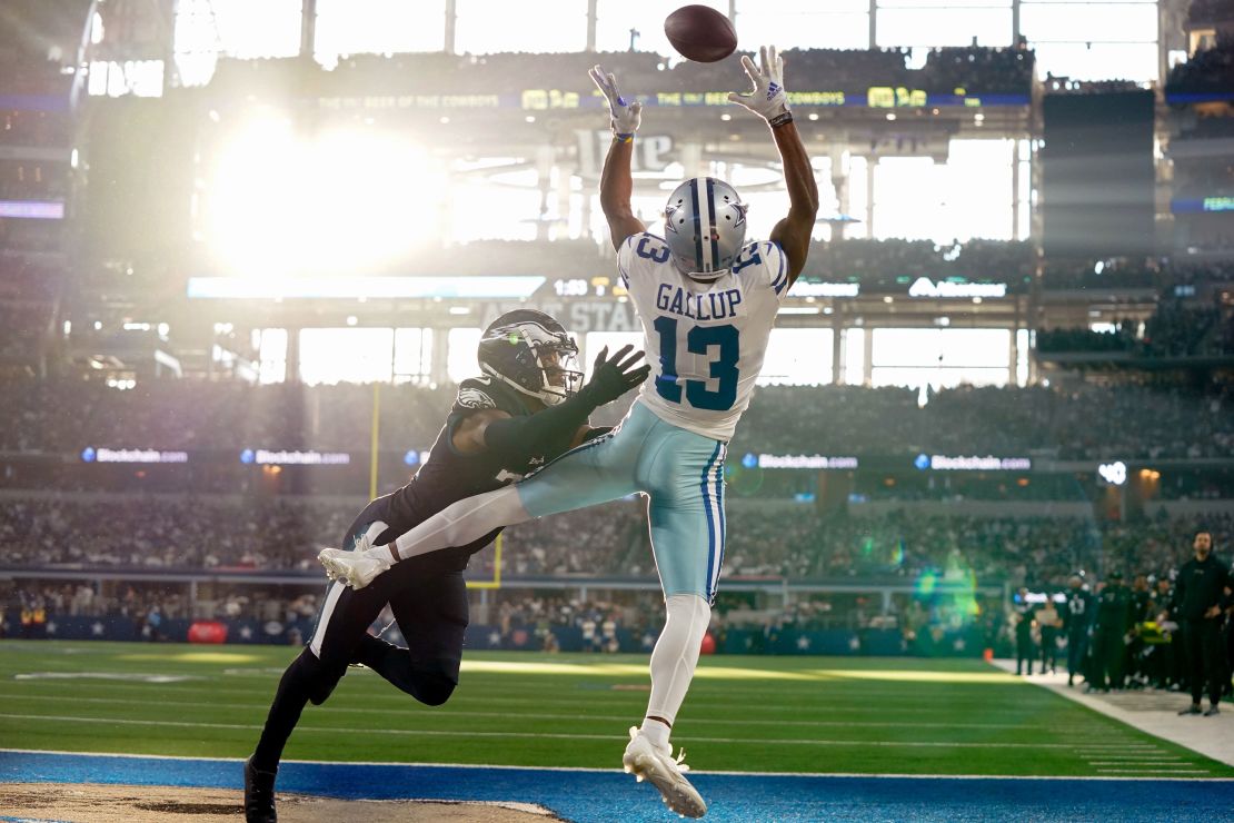 Michael Gallup trying to make a catch against the Philadelphia Eagles.