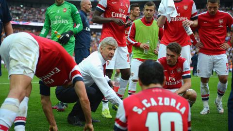 Wenger speaks with his players during the FA Cup final against Hull City at Wembley Stadium on May 17, 2014.