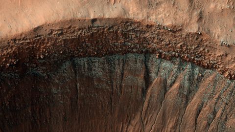 Im Winter auf der Südhalbkugel des Mars kann man im Inneren eines Kraters fleckige Kohlendioxid-Hagelkörner oder Trockeneis sehen.