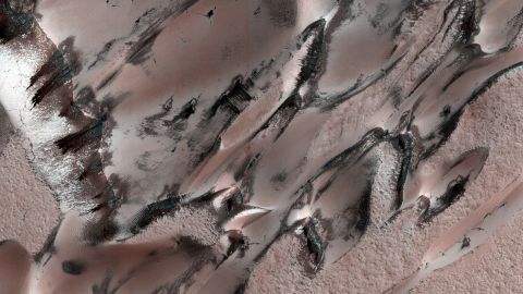 2021 年 7 月の春、氷が溶けて火星の砂丘に独特の模様ができました。