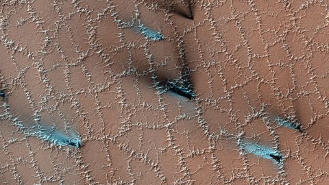 Ice frozen to the ground left polygonal patterns on the Martian surface. 
