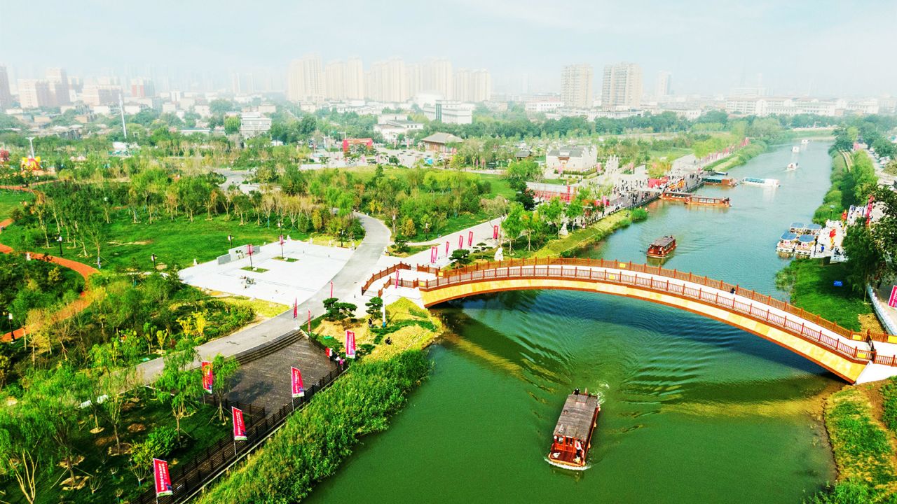 Cangzhou gives travelers a chance to experience the world's longest canal. 
