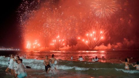 Въпреки ограниченията на Covid, ограничаващи празненствата, някои празнуващи все пак гледаха фойерверки на плажа Копакабана в Рио де Жанейро миналата година.
