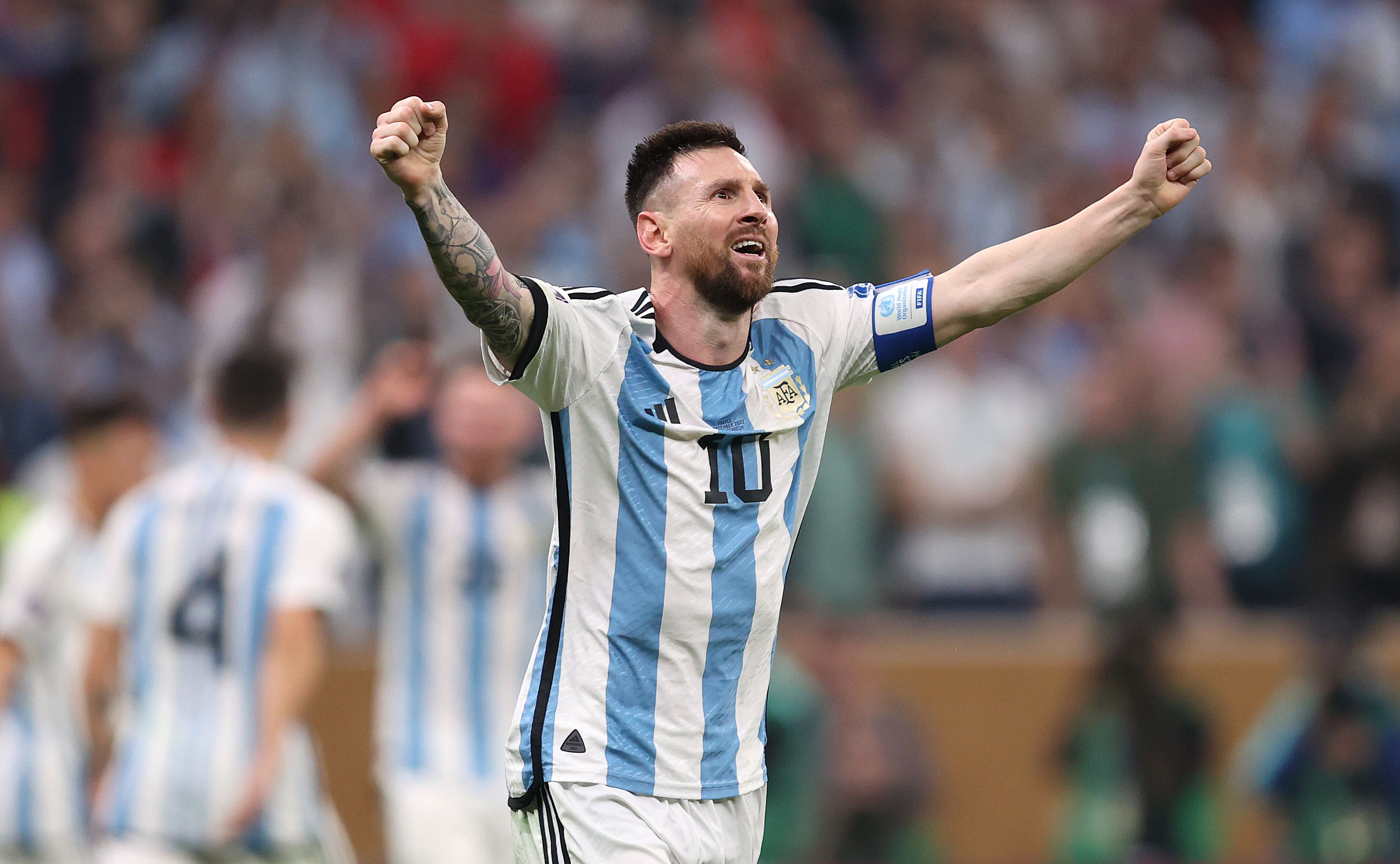 Reports: Lionel Messi set to stay at PSG for another season after World Cup  win - Yahoo Sports