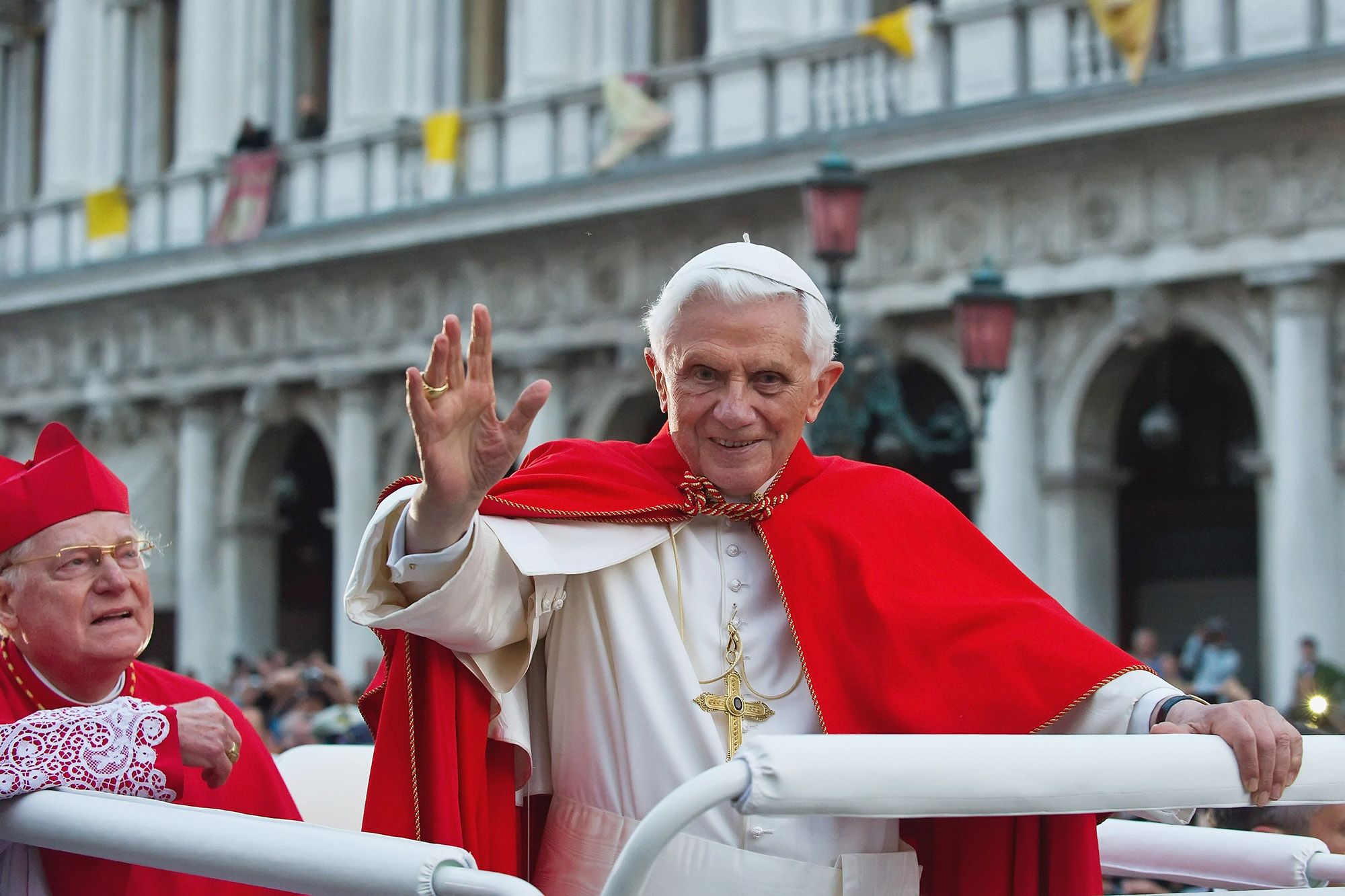 løfte op Ved daggry dekorere Former Pope Benedict is 'very sick', Pope Francis says | CNN