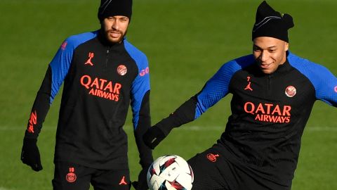 PSG forwards Neymar Jr and Kylian Mbappé (R) take part in the club's training session 