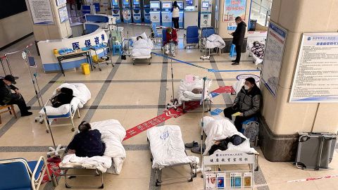 A new coronavirus patient lies in the lobby of a hospital in the metropolis of Chongqing. Insufficient ward space.
