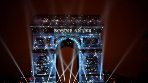 Триумфалната арка е осветена от лазерен екран, който гласи Честита Нова година през 2017 г.