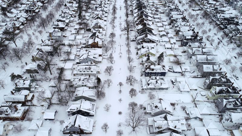 Badai musim dingin di Buffalo: Kru membersihkan jalan yang tertutup salju untuk petugas tanggap darurat