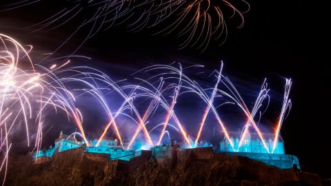 Фойерверки осветяват небето над Единбургския замък като част от празненствата на Hogmanay на 31 декември 2015 г.