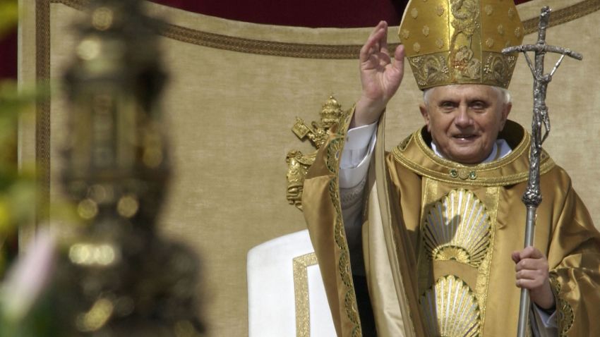 CIDADE DO VATICANO - 24 DE ABRIL: O Papa Bento XVI conduziu sua missa inaugural na Praça de São Pedro em 24 de abril de 2005 na Cidade do Vaticano.  Milhares de peregrinos assistiram à missa, presidida pelo 265º Papa da Igreja Católica Romana.  (Foto de Franco Aurélia/Getty Images)