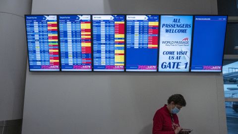 Geannuleerde Southwest Airlines-vluchten worden dinsdag weergegeven op het dashboard op Oakland International Airport in Californië. 