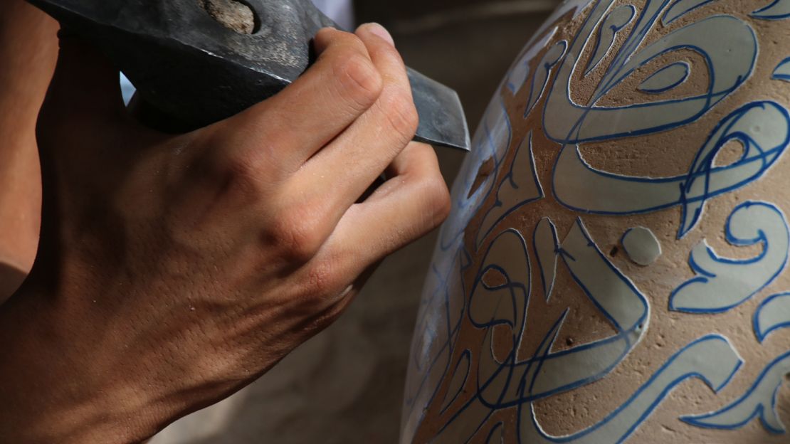 En Fez, Curran visitó varios talleres donde se elaboran a mano tejidos, artículos de cuero y cerámica utilizando técnicas y herramientas antiguas.