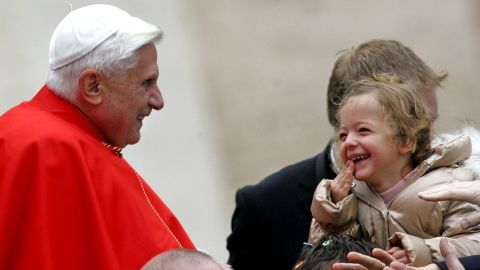 Tổng Giám mục Canterbury ca ngợi cựu Giáo hoàng, ảnh chụp ngày 30 tháng 11 năm 2005, là "một trong những nhà thần học vĩ đại nhất trong thời đại của ông."
